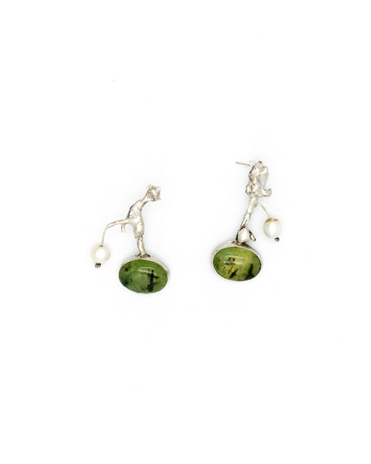 Prehnite and pearl asymmetric earrings