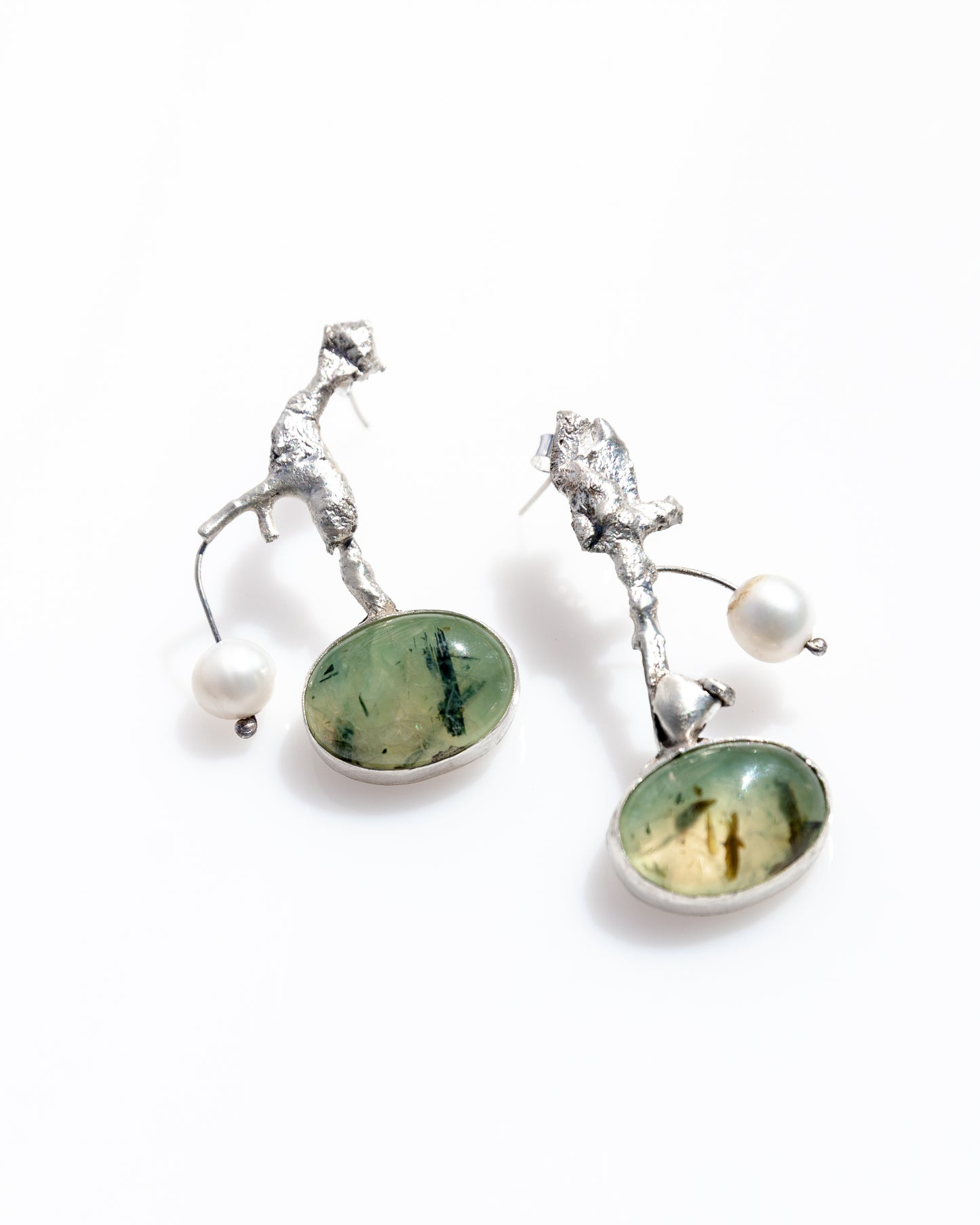 Prehnite and pearl asymmetric earrings