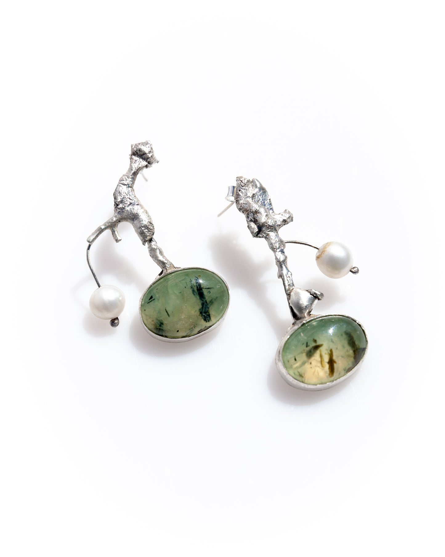 Prehnite and pearl asymmetric earrings
